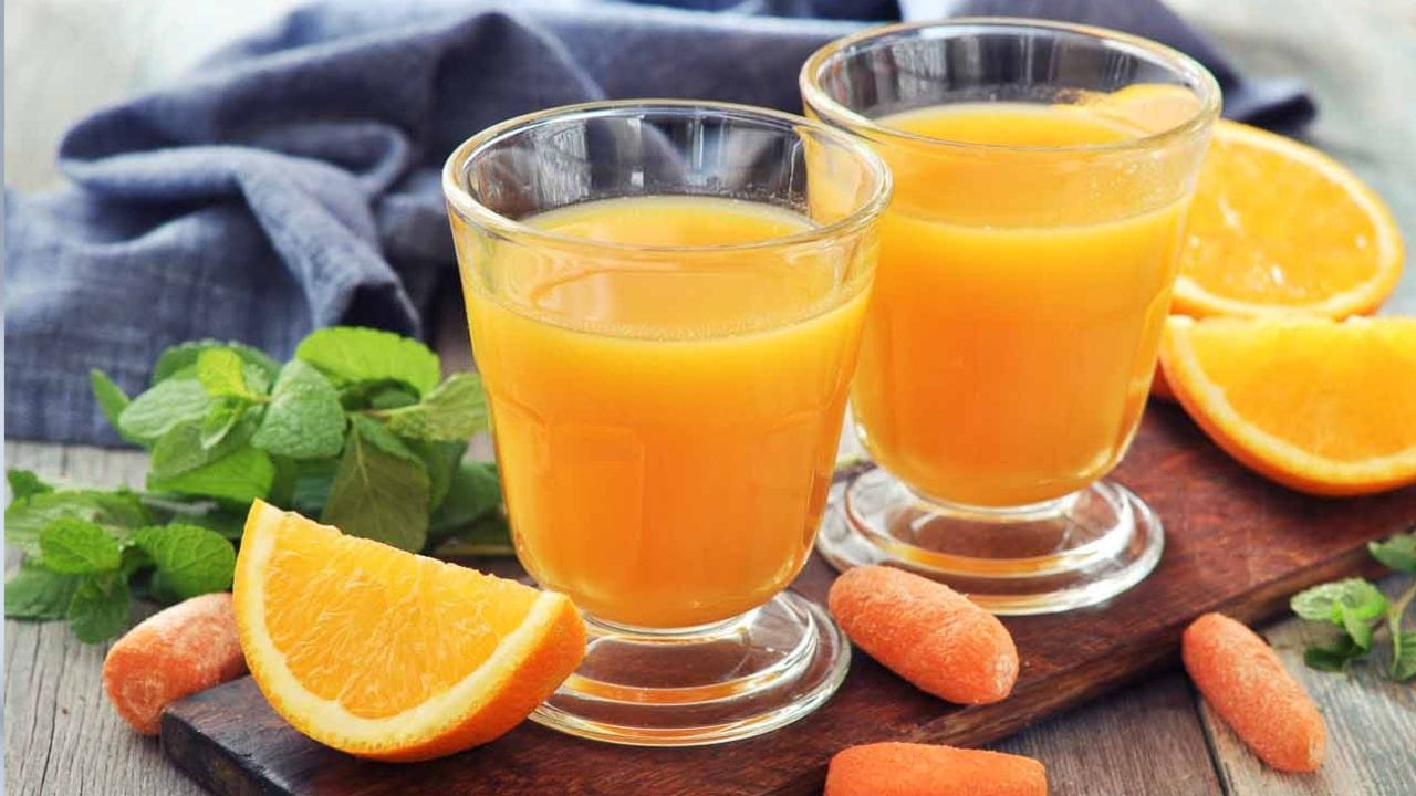 மாதுளை சாறு: மாதுளையில் ஆன்டிஆக்ஸிடன்ட்கள், பாலிஃபீனால்கள் மற்றும் வைட்டமின் சி நிறைந்துள்ளன. இவை உடலில் ஏற்படும் அழற்சியைக் குறைத்து, நோய் எதிர்ப்பு சக்தியை அதிகரிக்க உதவுகின்றன. எனவே, மாதுளை சாறு குளிர்காலத்திற்கு சிறந்த சாறுகளில் ஒன்றாகக் கருதப்படுகிறது. கேரட்-ஆரஞ்சு சாறு: குளிர்காலத்தில் மிகவும் பிரபலமான இந்த சாறு, வைட்டமின் சி மற்றும் பீட்டா-கரோட்டின் ஆகியவற்றை வழங்குகிறது. இவை சரும செல்களைப் பாதுகாத்து, நோய் எதிர்ப்பு சக்தியை மேம்படுத்த உதவுகின்றன. இதன் இனிப்பு மற்றும் புளிப்புச் சுவை உடலைப் புத்துணர்ச்சியுடன் வைத்திருக்கவும் உதவுகிறது.