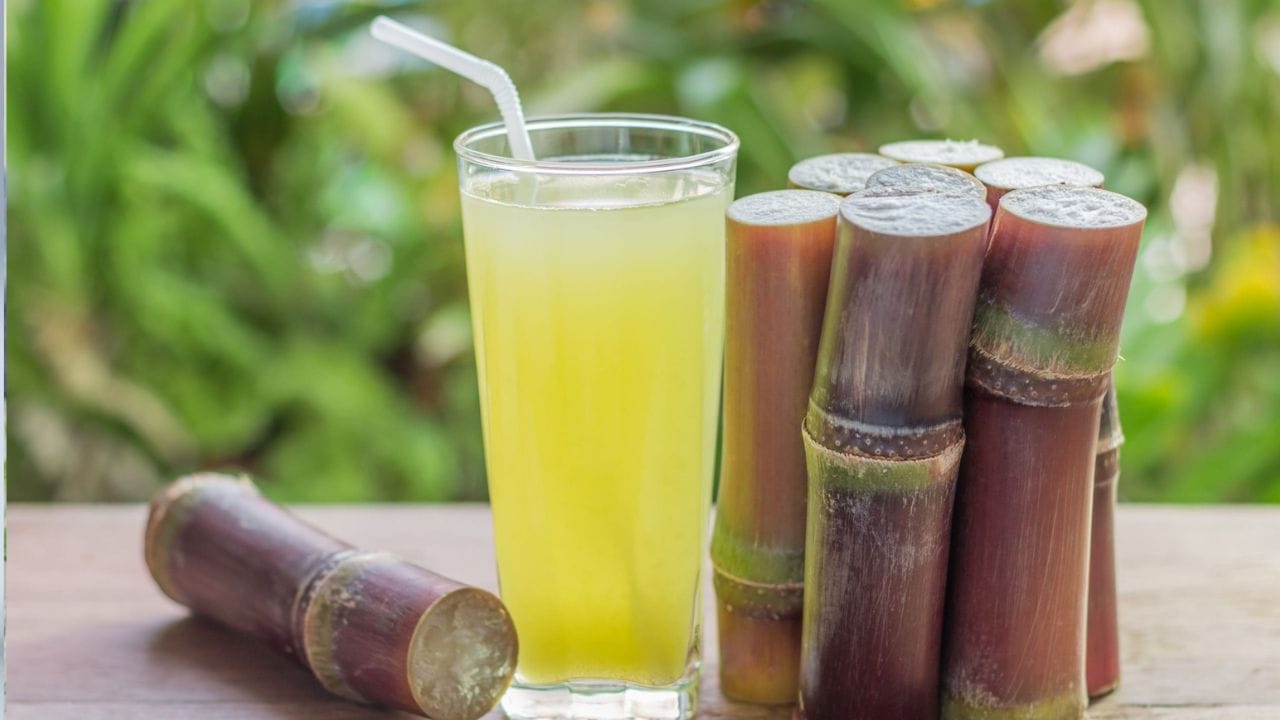 கரும்பு சாறு: இதில் ஆன்டிஆக்ஸிடன்ட்கள், இரும்புச்சத்து, கால்சியம் மற்றும் மெக்னீசியம் நிறைந்துள்ளன. கரும்பு சாறு குளிர்காலத்தில் உடலை நீரேற்றத்துடன் வைத்திருக்கவும், நோய் எதிர்ப்பு சக்தியை அதிகரிக்கவும், வெப்பத்தையும் உடனடி ஆற்றலையும் வழங்கவும் நன்மை பயக்கிறது. இதுபோன்ற இயற்கை பழச்சாறுகளை உங்கள் தினசரி உணவில் சேர்த்துக்கொள்வது, நோய் எதிர்ப்பு சக்தியை வளர்த்து, குளிர்காலத்தை ஆரோக்கியமாக கடந்து செல்ல உதவும்.