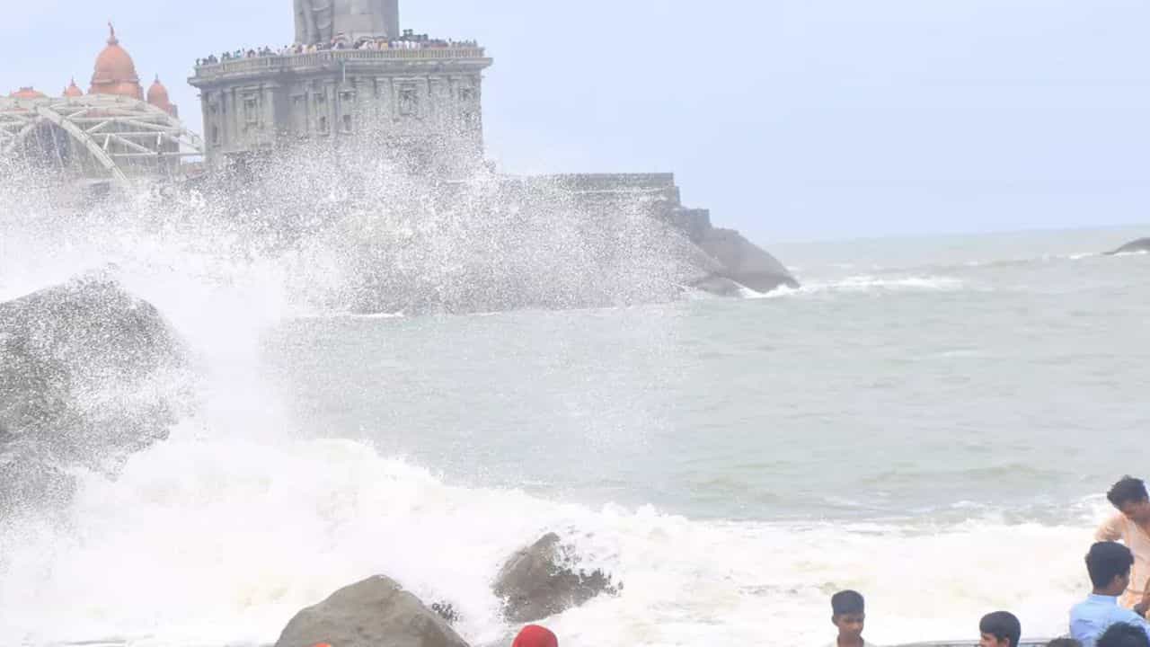 கன்னியாகுமரி கடல் பகுதியில் திடீர் பரபரப்பு..அலறியடுத்து ஓடிய சுற்றுலா பயணிகள்...என்ன காரணம்!