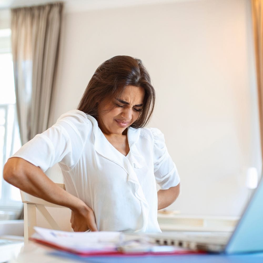 கைகள், கால்கள் மற்றும் கணுக்கால்களில் வீக்கம் ஏற்படுவது சிறுநீரக பாதிப்பின் மிகவும் பொதுவான அறிகுறியாகும். வீங்கிய பகுதியில் உங்கள் விரலால் அழுத்தும்போது ஒரு பள்ளம் ஏற்பட்டால், உடலில் நீர் தேங்கியுள்ளது என்று அர்த்தம். இது பலவீனமான சிறுநீரகங்களின் தெளிவான அறிகுறியாக இருக்கலாம்.