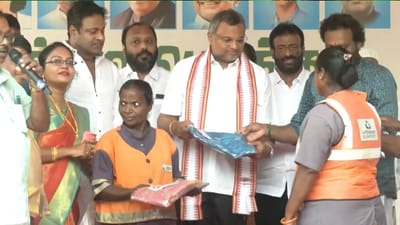 தூய்மை பணியாளர்களுக்கு பரிசு வழங்கிய எம்.பி கார்த்திக் சிதம்பரம்