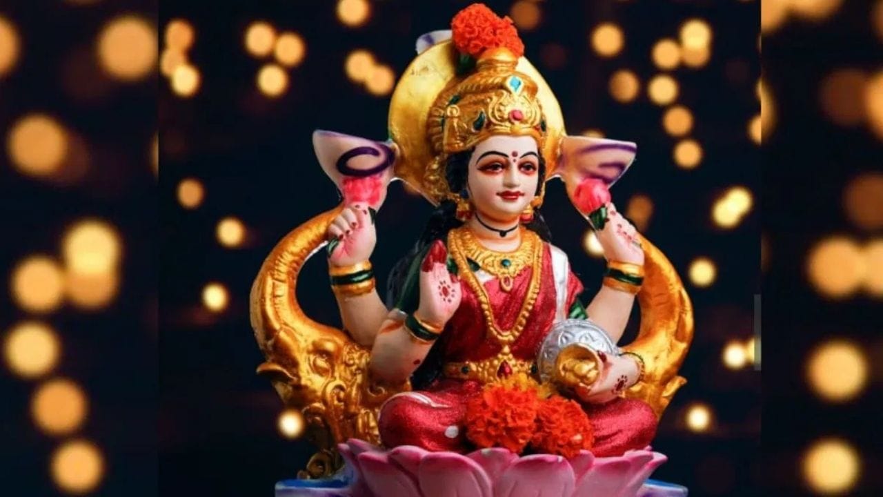 ஆன்மிக நம்பிக்கையின்படி, வெள்ளிக்கிழமை செல்வம் மற்றும் செழிப்புக்கான தெய்வமான மகாலட்சுமியின் நாளாகக் கொண்டாடப்படுகிறது. லட்சுமி இனிப்புகளை விரும்புவதாக நம்பப்படுகிறது. எனவே, தாயின் ஆசிகளைப் பெற இந்த நாளில் லட்சுமி பூஜை மற்றும் குங்குமமார்ச்சனை செய்யப்படுகிறது. இந்த பூஜைகளின் போது புளிப்பு உணவை உட்கொள்ளாமல் இருப்பது மங்களகரமானது என்று கூறப்படுகிறது. புளி, எலுமிச்சை, ஊறுகாய், வினிகர், ஆரஞ்சு போன்ற புளிப்பு உணவுகளைத் தவிர்த்து பூஜை செய்தால், மகாலட்சுமி ஆசி நம்மை நாடி வரும்.