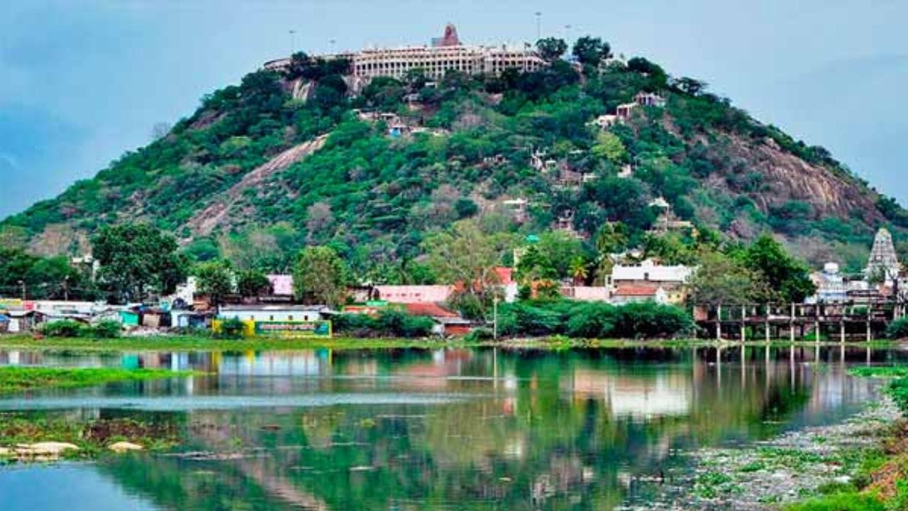 முருகனின் படம் வைத்து வழிபடலாம்; ஆனால் வேல் என்பது முருகனின் ஆதிவடிவம் என்பதால், வேல் வழிபாடு அனைத்து தெய்வ அருளையும் தரக்கூடியதாக கருதப்படுகிறது. சிவனும், பார்வதியும் கூட வேலின் தத்துவத்தில் அடங்கியுள்ளனர் என்ற ஆழமான சைவ கருத்தும் இதில் வெளிப்படுகிறது.