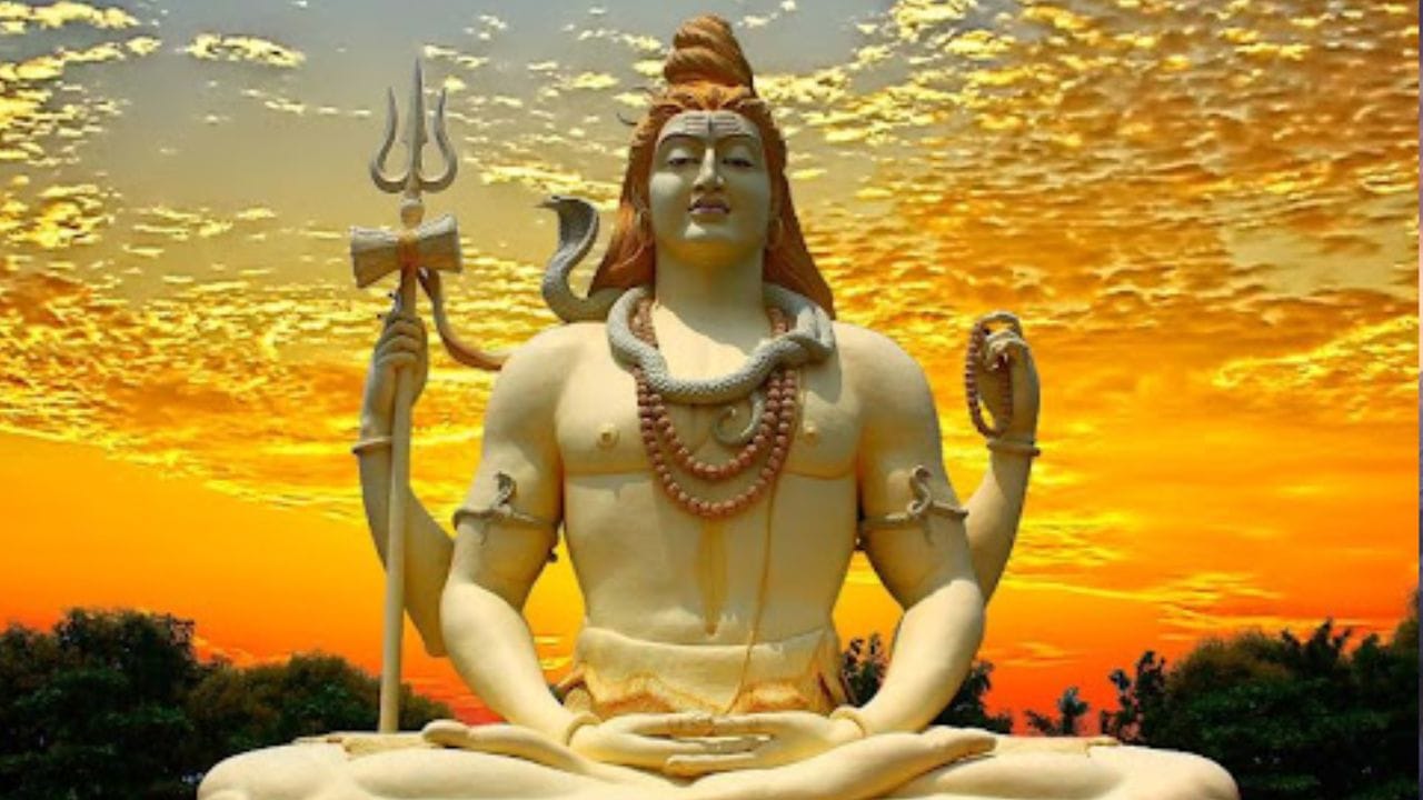 ருத்ராட்ச அபிஷேகம்: வீட்டில் ருத்ராட்ச மாலை, ஜபமாலை அல்லது கழுத்தில் அணியும் ருத்ராட்சம் இருந்தால், மகா சிவராத்திரி அன்று பால், தண்ணீர், பஞ்சகவ்யம் கொண்டு அபிஷேகம் செய்து, சிவபெருமானின் முன் வைத்து வழிபட்டால், அந்த ருத்ராட்சத்தின் சக்தி மேலும் அதிகரிக்கும் என்று கூறப்படுகிறது. மகா சிவராத்திரி என்பது வெறும் விரத நாள் மட்டுமல்ல; மனம், உடல், ஆன்மா மூன்றையும் தூய்மைப்படுத்தும் மகா புனித நாள்.
நாலு கால ஜாம பூஜையையும் எளிய முறையில் செய்தாலே, சிவபெருமானின் அருள் முழுமையாக கிடைக்கும்.