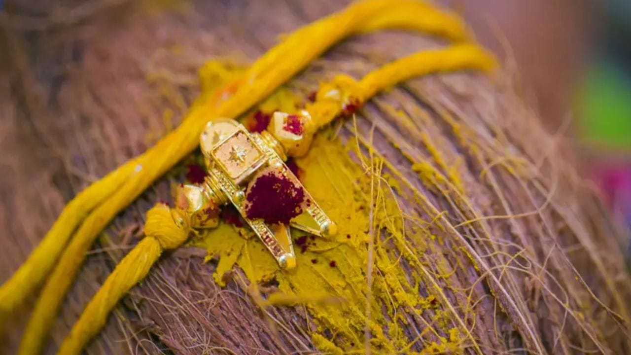 கனவுகள் என்பது ஒரு நபரின் எதிர்காலத்தில் ஏற்படக்கூடிய நல்ல மற்றும் கெட்ட நிகழ்வுகளின் அறிகுறிகளாகும் என்று நம்பப்படுகிறது. இந்த நம்பிக்கையின் படி, ஒரு கனவில் காணப்படும் ஒவ்வொரு பொருளுக்கும் அதன் சொந்த அர்த்தம் உள்ளது. அதன்படி, ஒரு கனவில் தாலி பார்ப்பது மிகவும் நல்ல அறிகுறி என்று ஜோதிடர்கள் கூறுகிறார்கள்