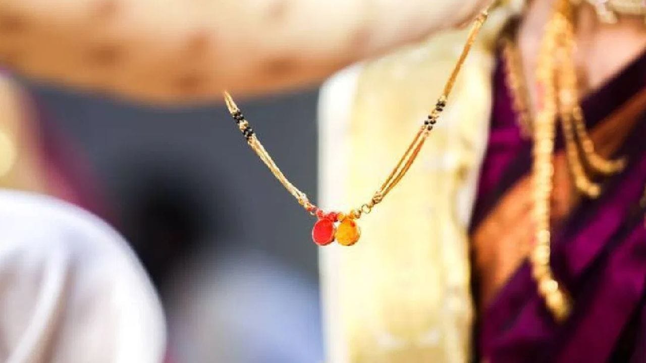 நிபுணர்களின் கூற்றுப்படி, இதுபோன்ற அசுபமான கனவுகளைக் காணும் பெண்கள் பயப்படாமல் அமைதியாக சிவனை வழிபட வேண்டும். கணவரின் நீண்ட ஆயுள் மற்றும் கஷ்டங்கள் நீங்குவது தொடர்பான பூஜைகள், விரதங்கள் மற்றும் பிரார்த்தனைகளைச் செய்வது எதிர்மறை விளைவுகளைக் குறைக்கும் என்று நம்பப்படுகிறது.