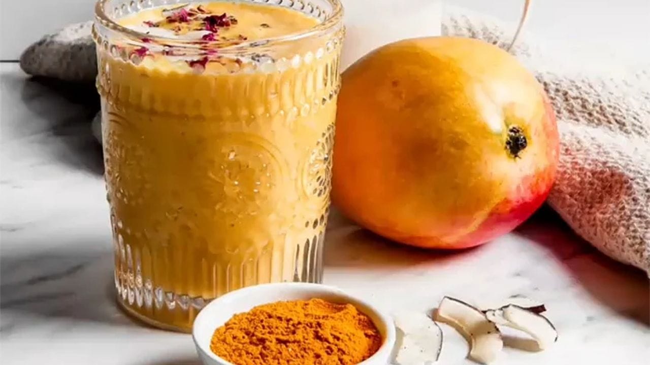 மாம்பழம் மற்றும் மஞ்சள்: மஞ்சளில் இருக்கும் கர்குமின் என்ற ஊட்டச்சத்து தனியாக உடலில் நல்ல பலனை பெறுவதில்லை. ஆனால், மாம்பழத்துடன் சேர்த்து எடுக்கும்போது, சத்து மற்றும் கொழுப்பு சிறிது சேர்ந்து கிடைப்பதால் கர்குமின் நன்றாக உடலுக்கு பலன் தருகிறது. இது முதலில் ஜீரணத்தை முறைப்படுத்தி, பின்னர் நோய் எதிர்ப்பு சக்தியை மெதுவாக உண்டாக்க உதவும்.