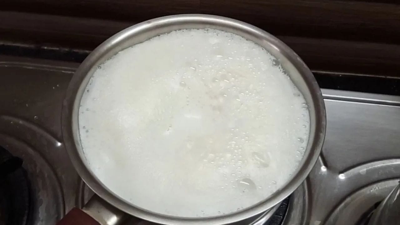 மேலும், பால் சந்திரனின் சின்னமாகவும், நெருப்பு செவ்வாய் கிரகத்தின் சின்னமாகவும் இருப்பதால், வீட்டிற்குள் நுழையும் போது அடுப்பில் பால் கொதிக்க வைப்பது செவ்வாய் மற்றும் சந்திரனின் சங்கமத்திற்கு வழிவகுக்கிறது. இது வாஸ்து அடிப்படையில் வீட்டிற்கும் குடும்பத்திற்கும் மிகவும் நன்மை பயக்கும் என்று கூறப்படுகிறது. இது வீட்டில் மகிழ்ச்சியான சூழ்நிலையை உருவாக்கும் என்று கூறப்படுகிறது. ((Disclaimer : இந்தக் கட்டுரை ஆன்மிக மற்றும் ஜாதக நம்பிக்கையின்படி மட்டுமே எழுதப்பட்டது. எந்த ஒரு அறிவியல் ஆதாரமும் விளக்கமும் இதற்கு இல்லை)
)