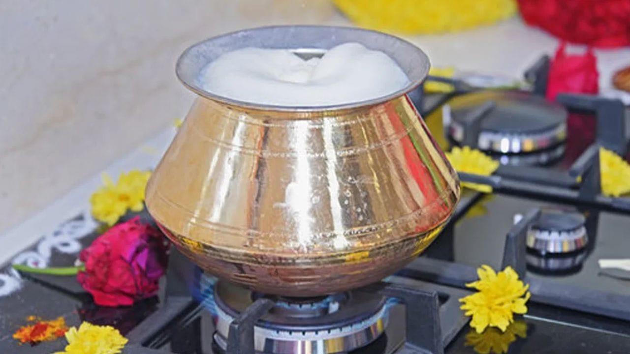 இது தவிர, புதிய வீட்டிற்கு குடிபெயரும் நாளில் பால் கொதிக்க வைப்பதற்குப் பின்னால் பல காரணங்கள் இருப்பதாக நம்பிக்கை உள்ளது. அதில் முக்கியமானது வாஸ்து தோஷங்களை நீக்குவதாகும். வாஸ்து சாஸ்திரத்தின்படி, பால் மிகவும் புனிதமானது. புதிய வீட்டில் பால் கொதிக்க வைப்பது வீட்டிலிருந்து எதிர்மறை சக்தியை நீக்கும் என்று கூறப்படுகிறது.