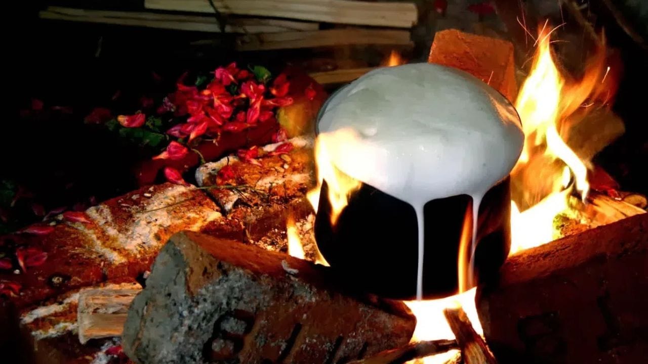 ஒரு புதிய வீட்டில் ஒரு புதிய பாத்திரத்தில் பால் கொதிக்கும்போது, ​​அது கொதித்து நுரை வருவது போல, வீட்டில் மகிழ்ச்சி, செழிப்பு, மகிழ்ச்சி மற்றும் செல்வம் பெருகும் என்பது நம்பிக்கை