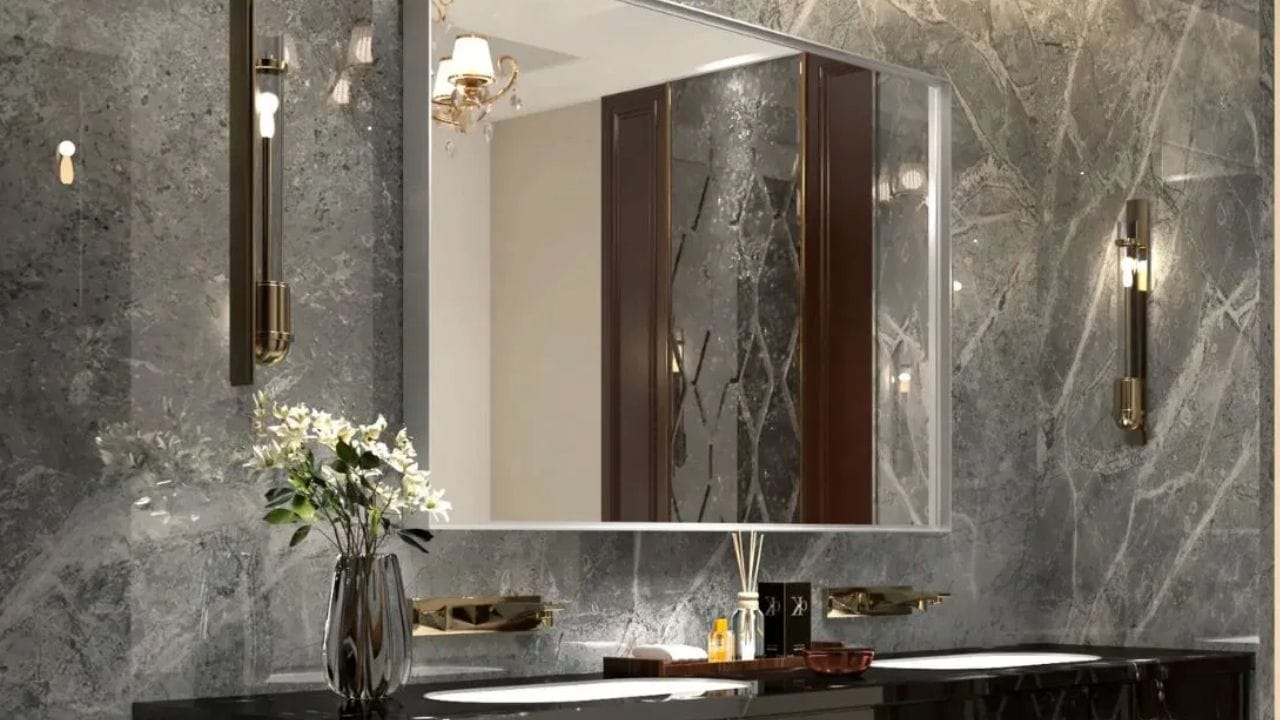 குளியலறையில் கண்ணாடி வைப்பதில் எந்தத் தவறும் இல்லை, ஆனால் அதன் திசை மிகவும் முக்கியமானது. வாஸ்து சாஸ்திரத்தின்படி, குளியலறை கதவுக்கு நேர் எதிரே கண்ணாடி வைப்பதைத் தவிர்ப்பது நல்லது. உள்ளே நுழையும் போது கண்கள் நேரடியாக கண்ணாடியின் மீது விழுந்தால், அது எதிர்மறை சக்தியை அதிகரிக்கும் என்று நம்பப்படுகிறது. குளியலறையின் வடக்கு அல்லது கிழக்கு சுவரில் கண்ணாடி வைப்பது மங்களகரமானதாகக் கருதப்படுகிறது. இது வீட்டில் நேர்மறையை வைத்திருக்கும்.