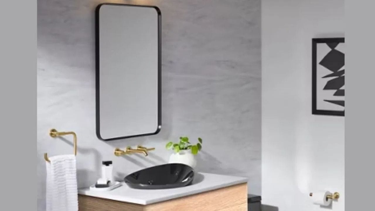 வாஸ்து சாஸ்திரத்தின்படி , வீட்டின் ஒவ்வொரு பகுதியும் நம் வாழ்வில் ஏதோ ஒரு வகையான தாக்கத்தை ஏற்படுத்துகிறது. குளியலறை அதில் ஒரு முக்கிய இடமாகக் கருதப்படுகிறது. குளியலறையின் தூய்மையுடன், அங்கு வைக்கப்படும் பொருட்களின் ஏற்பாடும் சமமாக முக்கியமானது. குறிப்பாக, குளியலறையில் வைக்கப்படும் கண்ணாடி தொடர்பாக வாஸ்து மற்றும் ஜோதிடத்தில் சில முக்கியமான விதிகள் உள்ளன. சரியான வழியில் வைக்கப்படும் கண்ணாடி நேர்மறை ஆற்றலைத் தக்கவைக்க உதவும் என்று நம்பப்படுகிறது.