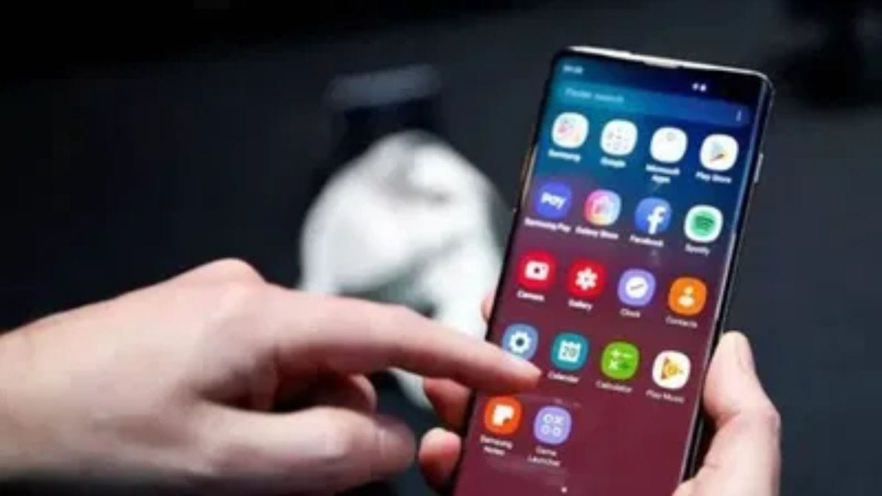 நீங்கள் உங்கள் மொபைல்போனில் உள்ள அனைத்து தரவுகள் மற்றும் தகவல்களை பேக் அப் எடுத்து வைக்காமல் கொடுத்துவிட்டால் இந்த சிக்கல்கள் நடைபெறும். ஆனால், சிலர் நேரமின்மை காரணமாக மொபைல்போனை அப்படியே கொடுத்துவிடுகின்றனர். இதற்கு தீர்வு காண சில வழிகள் உள்ளன. 