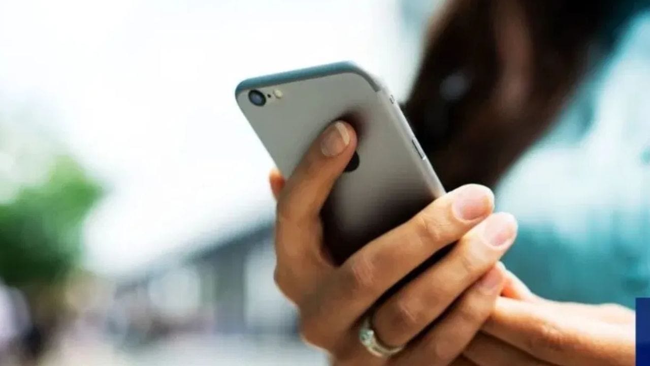 இந்த இரண்டு அப்ஷன்களுமே இல்லாதவர்களுக்கும் ஒரு ஆப்ஷன் உள்ளது. அது தான் கெஸ்ட் மோடு. இதுவும் மேற்குறிப்பிட்ட அம்சத்தை போலவே தான் செயல்படும். இந்த மோடை ஆன் செய்த பிறகு அதில் எந்த வித தரவுகளும், தகவல்களும் இருக்காது. போன் சரிசெய்யப்பட்ட பிறகு நீங்கள் பாஸ்வேர்டு அல்லது பின் உள்ளிட்டு மீண்டும் இயல்பு நிலைக்கு கொண்டுவரலாம்.