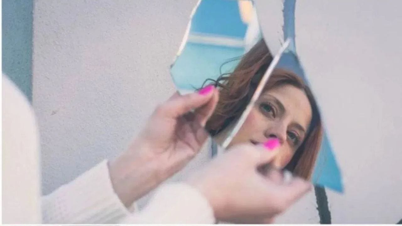 உடைந்த கண்ணாடி: காலையில் உடைந்த கண்ணாடியைப் பார்ப்பது அசுபமானது என்று வாஸ்து சாஸ்திரம் கருதுகிறது. உடைந்த கண்ணாடி உங்கள் கண்ணில் பட்டால், குறிப்பாக வெளியே செல்வதற்கு முன், அது ஏற்கனவே செய்த வேலையில் தடைகளையும் பின்னடைவுகளையும் ஏற்படுத்தும் என்று நம்பப்படுகிறது. உடைந்த கண்ணாடிகள் வீட்டில் எதிர்மறை சக்தியை பிரதிபலிக்கின்றன என்று வாஸ்து நிபுணர்கள் கூறுகிறார்கள்.