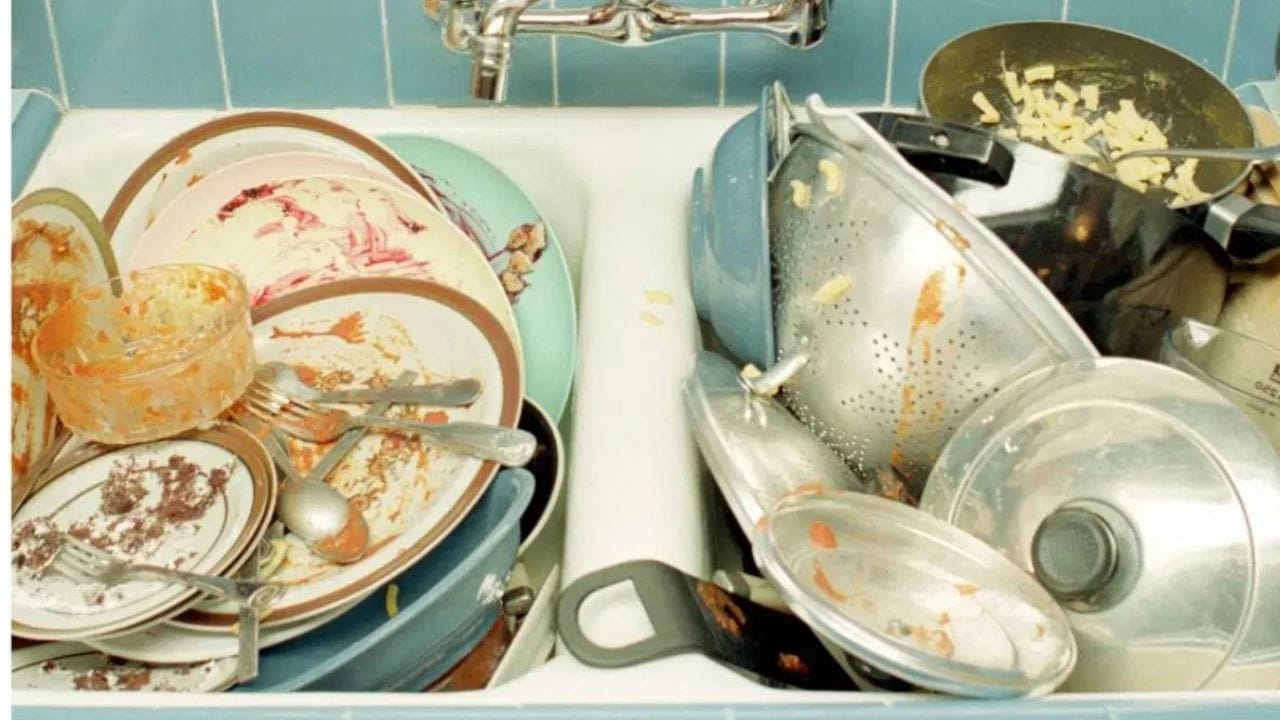 அழுக்கு பாத்திரங்கள் : காலையில் எழுந்தவுடன் சமையலறையில் அழுக்குப் பாத்திரங்களைப் பார்ப்பது நல்லதல்ல என்று வாஸ்து சாஸ்திரம் கூறுகிறது. தூய்மையின்மை மற்றும் ஒழுங்கின்மை மனதில் அமைதியின்மையை ஏற்படுத்தி வீட்டின் நேர்மறையான சூழ்நிலையைக் கெடுக்கும் என்று நம்பப்படுகிறது. இது வீட்டிற்கு துக்கத்தையும் நிதி சிக்கல்களையும் கொண்டு வரும் என்றும் நம்பப்படுகிறது. எனவே, இரவு உணவிற்குப் பிறகு பாத்திரங்களை சுத்தம் செய்யும் பழக்கத்தை வளர்த்துக் கொள்வது நல்லது.