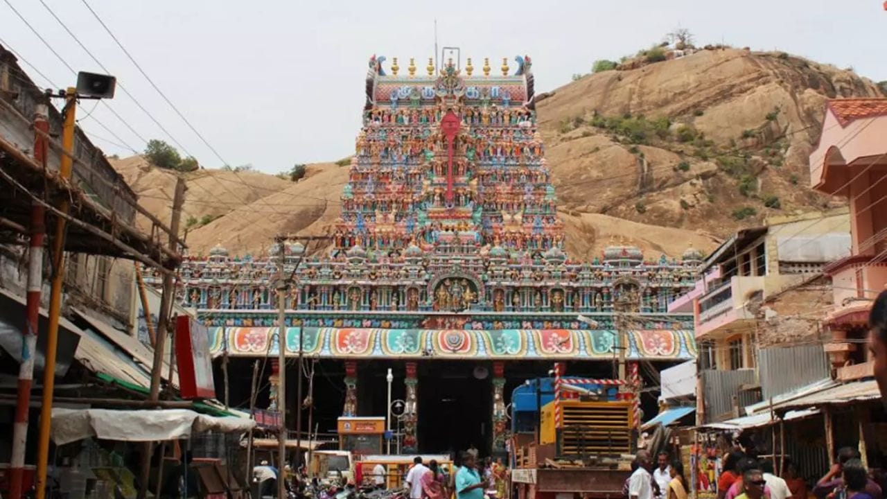 வழிபாட்டு முறை: இந்த ஆறு நாட்களும், காலையில் நீராடி, குறிப்பாக தலைக்கு குளித்து, சுத்தமான மனநிலையுடன் வழிபாட்டை தொடங்க வேண்டும்.
வீட்டில் முருகப்பெருமானின் படம் அல்லது வேல் முன்பு, சந்தனம், குங்குமம் வைத்து ஒரு தீபத்தை ஏற்றுங்கள். விரதம் இருக்க இயலாதவர்கள், ஒருவேளை மட்டும் உணவு எடுத்துக் கொள்ளலாம் அல்லது வழக்கம்போல் உணவு எடுத்துக் கொண்டாலும் பரவாயில்லை. கர்ப்பிணிப் பெண்கள், பாலூட்டும் தாய்மார்கள் விரதம் இருக்க வேண்டிய அவசியமில்லை. அவர்கள் வழிபாடு மட்டும் செய்தாலே போதும்.