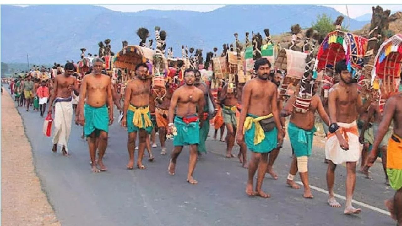 தைப்பூசத்துக்கு அநேகமான கோயில்கள்ல பால்குடம் எடுத்து வழிபாடு செய்றதுங்கிறது ஒரு வழக்கம் இருக்கு. நமக்கு பக்கத்துல ஏதாவது முருகர் கோவில் இருக்குன்னா ஒரு அரை லிட்டர் பால் வாங்கி கொடுங்க அபிஷேகத்துக்கு, அதுவே ரொம்ப விசேஷமானது. வீட்ல முருகர் விக்கிரகம் வச்சிருக்கறீங்க அப்படின்னா பால் அபிஷேகம் செய்து வழிபாடு பண்ணிக்கலாம். மாலை 6:00 மணிக்கு மேல நம்ம விரதத்தை பூர்த்தி செய்து கொள்ளலாம். இந்த ஆண்டு விசேஷமா நமக்கு பௌர்ணமியும் வந்துருது, பூச நட்சத்திரமும் ஒண்ணா வந்துருது. அதனால நாள் முழுவதுமே இந்த பூச வழிபாடு அப்படிங்கிறது ரொம்ப ரொம்ப சிறப்பான வழிபாடாக அமையும்.