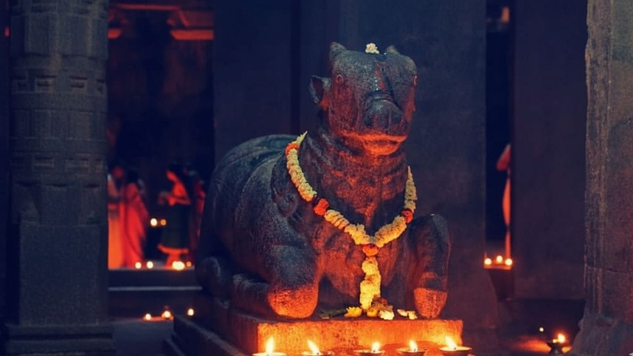 வெளிப்படையாக சொல்லாமல் காதில் கிசுகிசுப்பது ஒரு தனிப்பட்ட பிரார்த்தனையை வெளிப்படுத்துவதாக கருதப்படுகிறது. அது வெளிப்படையான சடங்காக இல்லை; பக்தர், நந்தி மற்றும் இறைவன் இடையே நடக்கும் மனவுணர்வு உரையாடல் போல பார்க்கப்படுகிறது. மெதுவாகச் சொல்வதால் மனம் சாந்தமாகி, வேண்டுதல் இறைவனிடம் உண்மையாக வைக்கப்படுகிறது என்பதே நம்பிக்கை.