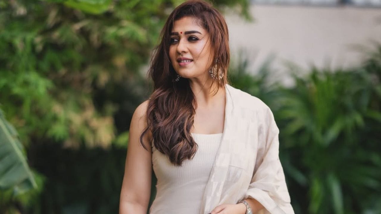 முதலில் டாக்சிக். கீது மோகன்தாஸ் இயக்கத்தில் யஷ் ஹீரோவாக நடித்துள்ள பான் இந்தியன் படத்தில் நயன்தாரா, கங்கா என்ற முக்கிய வேடத்தில் நடித்துள்ளார். இந்தப் படம் வருகிற மார்ச் 19, 2026 அன்று வெளியாகிறது.