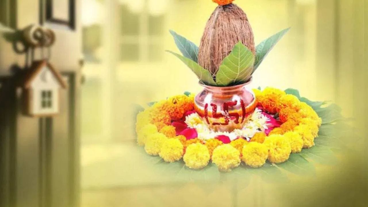 புதுமனை புகுவிழாவின் போது, ​​குடும்பம் மகிழ்ச்சியாகவும் அமைதியாகவும் அங்கு வாழ இந்த குறைபாடுகள் மற்றும் எதிர்மறையை நீக்க பூஜைகள் மூலம் தெய்வங்களை வேண்டிக்கொள்கிறார்கள்.வீட்டின் வடகிழக்கு மூலையில் கலசத்தை நிறுவி வாஸ்து தெய்வத்தை வழிபடுவது அவசியம்.கிரக பிரவேசம் எப்போதும் சுப தேதி, நட்சத்திரம் மற்றும் லக்னத்தின் அடிப்படையில் செய்யப்பட வேண்டும். பிரதான நுழைவாயிலில் கதவுகள் நிறுவப்பட்டு கூரை வேலை முடியும் வரை வீட்டிற்குள் நுழையக்கூடாது என்று வேதங்கள் கூறுகின்றன.  அதாவது சமைப்பது போன்ற வேலைகளை செய்யக் கூடாது. பால் காய்ச்சி குடியேறினால் மட்டுமே வீட்டுக்குள் குடிபோனதாக கருதப்படும்