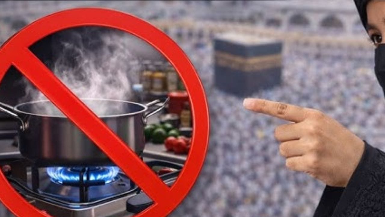 ஹஜ் யாத்திரை செல்லும் யாத்ரீகர்களுக்கு புதிய பாதுகாப்பு விதிமுறைகள் அமல்படுத்தப்பட்டுள்ளன. மெக்கா மற்றும் மதீனாவில் யாத்ரீகர்கள் இனி சமைக்க முடியாது என தெரிவிக்கப்பட்டுள்ளது. பாதுகாப்பு காரணங்களுக்காக இந்த முடிவு எடுக்கப்பட்டுள்ளது.யாத்ரீகர்கள் தங்கள் சொந்த உணவை சமைக்க அனுமதிக்கப்பட மாட்டார்கள் என்று தெரிவிக்கப்பட்டுள்ளது.  சமைக்கும் போது தீ விபத்து ஏற்படும் அபாயம் உள்ளதால் இந்த நடவடிக்கை எடுக்கப்பட்டுள்ளதால தெரிவிக்கப்பட்டுள்ளது.