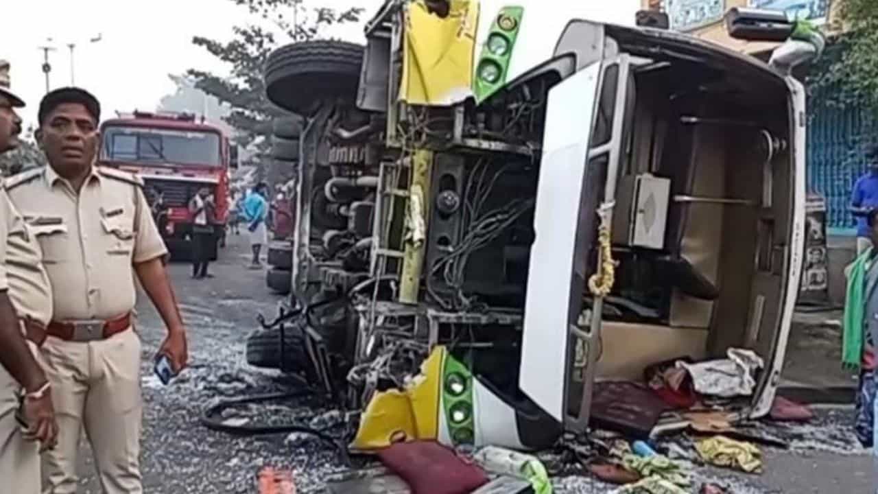 புதுச்சேரி அருகே ஆம்னி பேருந்து கவிழ்ந்து விபத்து...பொங்கலுக்கு ஊருக்கு சென்ற 10 பயணிகள் காயம்!