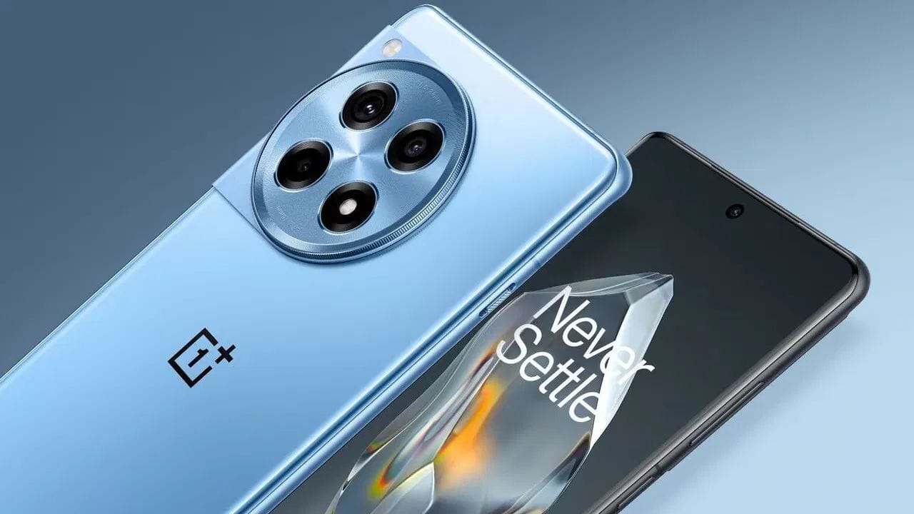 இந்த சேலின் சிறப்பு அம்சமாக ஒன்பிளஸ் 13 ஸ்மார்ட்போனுக்கு அதிக தள்ளுபடி வழங்கப்பட உள்ளது. இந்த ஸ்மார்ட்போன் ரூ.69,000-க்கு அறிமுகம் செய்யப்பட்ட நிலையில், அதற்கு ரூ.8,000 தள்ளுபடி மற்றும் ரூ.4,000 வங்கி தள்ளுபடி வழங்கப்பட உள்ளது. இதன் காரணமாக இந்த ஸ்மார்ட்போன் வெறும் ரூ.57,999-க்கு விற்பனை செய்யப்பட உள்ளது. 