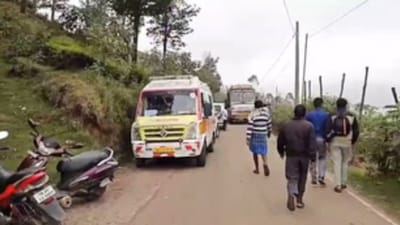 ஊட்டியில் 100 அடி பள்ளத்தில் விழுந்த மினி பஸ்.. மீட்ட மக்கள்!