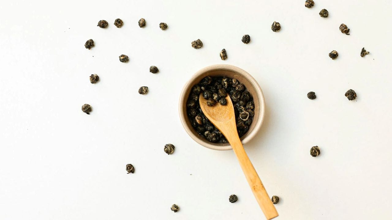 உங்கள் விரல் நகத்தால் அழுத்தி சோதிக்கவும் - உங்கள் விரல் நகத்தால் அழுத்தி மிளகை சோதிக்கலாம். மிளகு உங்கள் விரல் அழுத்தத்தில் நசுங்கினால், அது போலியானது அல்லது பப்பாளி விதைகளைக் கொண்டிருக்கலாம். இருப்பினும், அது உறுதியாக உடைந்தால் அது உண்மையானதாக இருக்கலாம்.