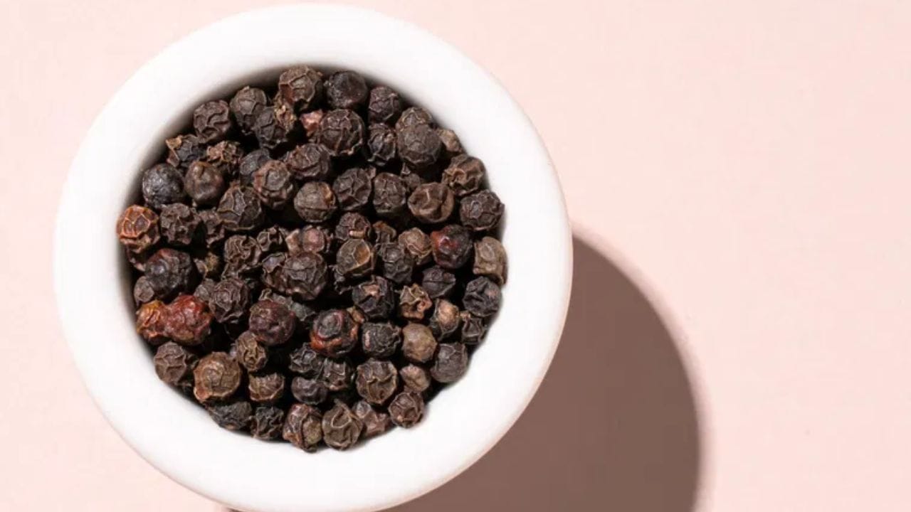 உடைத்துப் பாருங்கள்: மிளகாயை உடைப்பது கடினமாக இருந்தால், அவை மிகவும் திடமானவை என்பதால், அவை உண்மையானதாக இருக்கலாம். அவை எளிதில் உடைந்தால், அவற்றில் பப்பாளி விதைகள் இருக்கலாம்