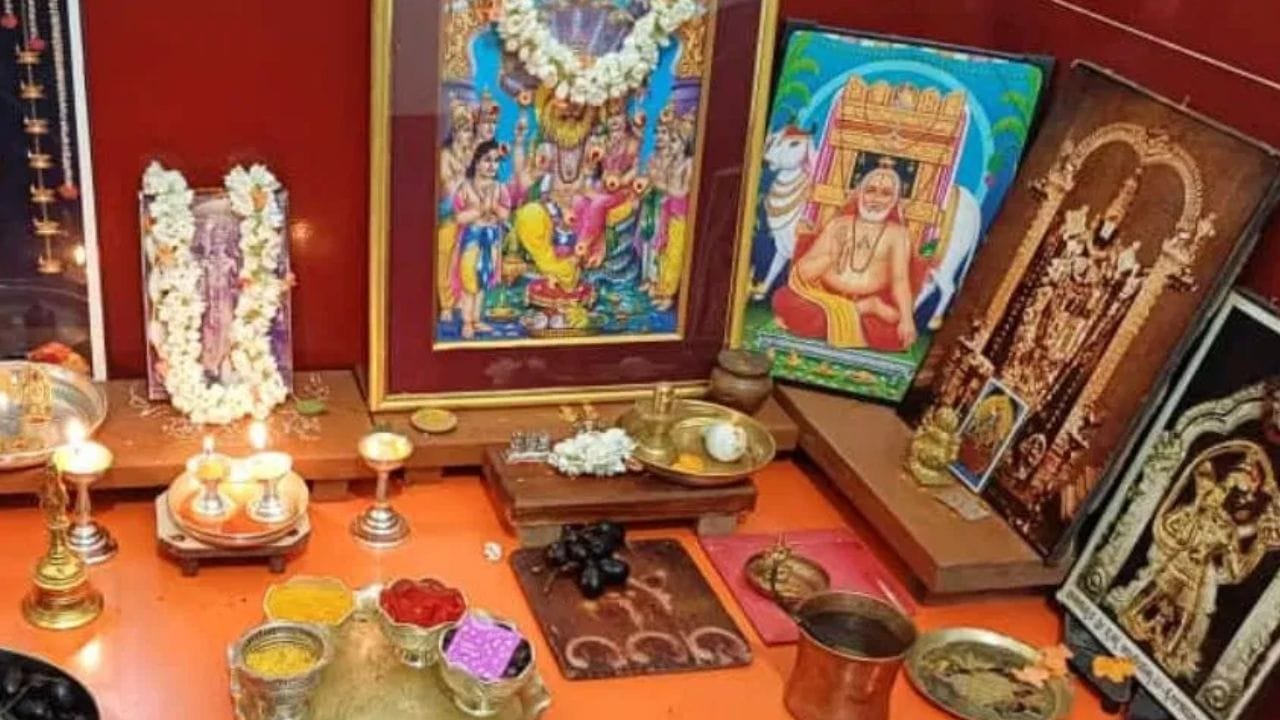 வீட்டின் பிரதான வாசலுக்கு வெளியே ஐயப்பனின் புகைப்படத்தை வைத்திருப்பது நல்லதல்ல. அதேபோல், ஆண்டு முழுவதும் வாகனங்களில் புகைப்படத்தை வைத்திருப்பது மிகவும் நல்லதல்ல. சபரிமலை யாத்திரைக்குச் செல்லும்போது, ​​பாதுகாப்பிற்காக அதை தற்காலிகமாக வாகனத்தில் வைத்திருக்கலாம்.