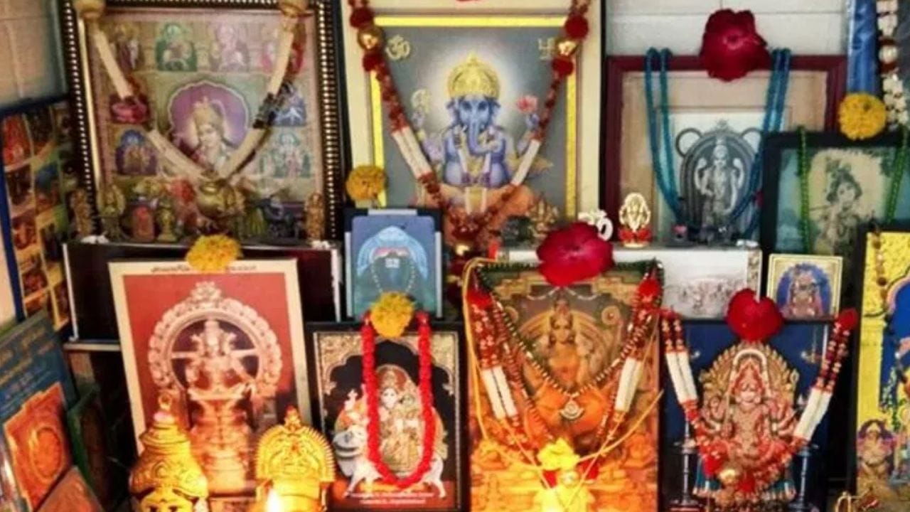 வீட்டின் உள்ளே, ஐயப்பனின் புகைப்படத்தை வைக்க கடவுளின் வீடு மிகவும் பொருத்தமான இடம். நீங்கள் அதை மண்டபத்தில் வைக்க விரும்பினால், அந்த புகைப்படத்திற்கு ஒரு நாளைக்கு மூன்று முறை ஆரத்தி எடுக்க வேண்டும். புகைப்படத்தை படுக்கையறையில் வைக்கக்கூடாது. ஐயப்பனின் புகைப்படத்தை அசுத்தம் உள்ள இடங்களில் வைப்பது நல்லதல்ல. புகைப்படத்தை புனிதமான மற்றும் சுத்தமான இடங்களில் மட்டுமே வைக்க வேண்டும்.