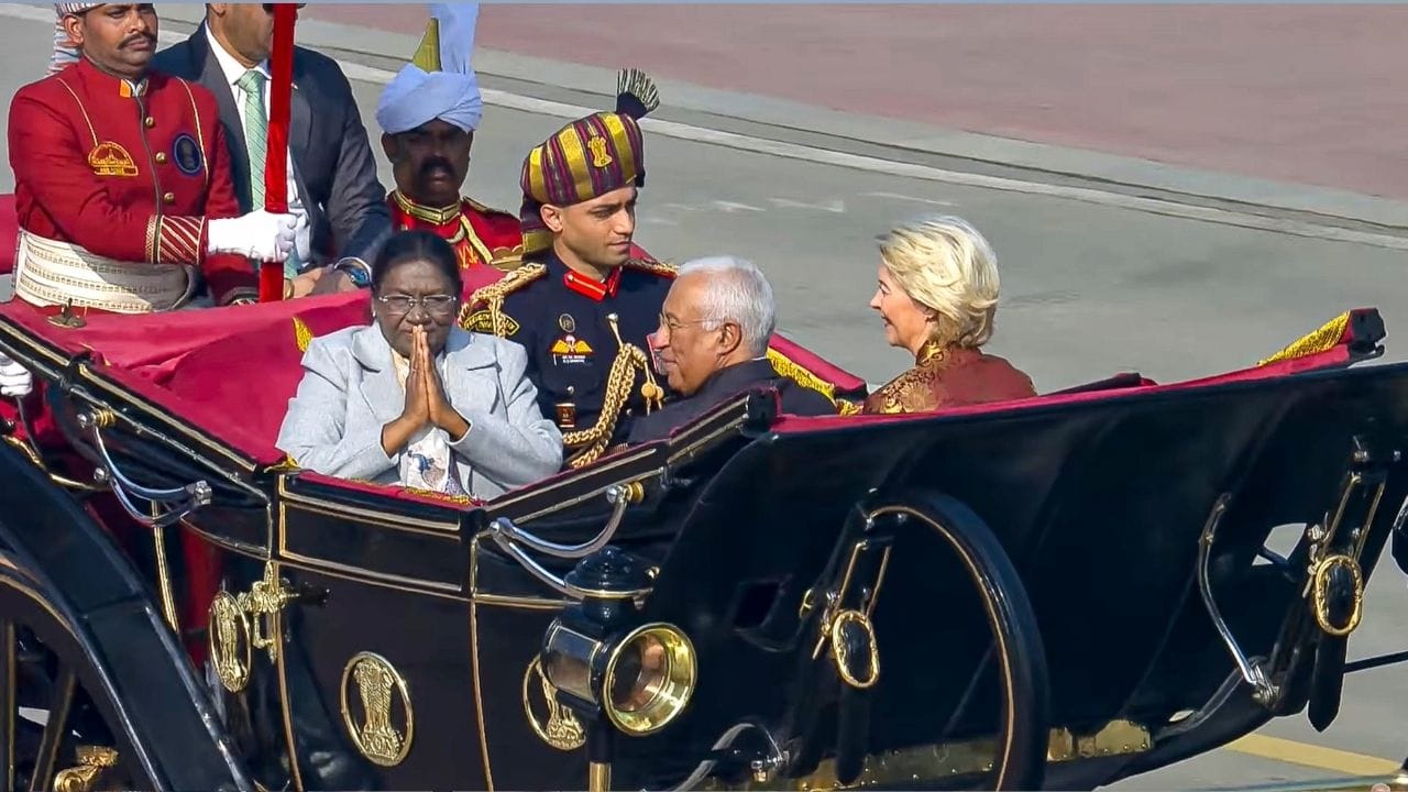 மரபுப்படி தேசியக் கொடி ஏற்றப்பட்டதுடன், நாட்டுப்பண் இசைக்கப்பட்டது. இதனைத் தொடர்ந்து, உள்நாட்டிலேயே உருவாக்கப்பட்ட 105 மிமீ லைட் ஃபீல்ட் கன்னோன்களை பயன்படுத்தி முழங்கிய 21 குண்டுச் சால்யூட் மரியாதை செலுத்தப்பட்டது. இந்த 21 குண்டுச் சால்யூட் மரியாதையை 172 ஃபீல்ட் ரெஜிமென்டின் 1721 சடங்கு பேட்டரி வழங்கியது.