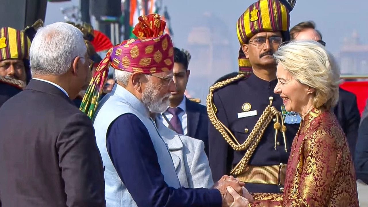 ஐரோப்பிய ஒன்றியத்தின் (EU) சார்பில் பங்கேற்ற அணியில், மூன்று ஜீப்புகளில் பயணித்த நான்கு கொடி ஏந்தியவர்கள் இடம்பெற்றனர். அவர்கள் ஐரோப்பிய ஒன்றியத்தின் கொடி, ஐரோப்பிய ஒன்றிய இராணுவ பணியாளர் அமைப்பின் கொடி, EU கடற்படை படை ‘அடலான்டா’வின் கொடி மற்றும் EU கடற்படை படை ‘அஸ்பிடீஸ்’ கொடியை ஏந்தி வந்தனர்.