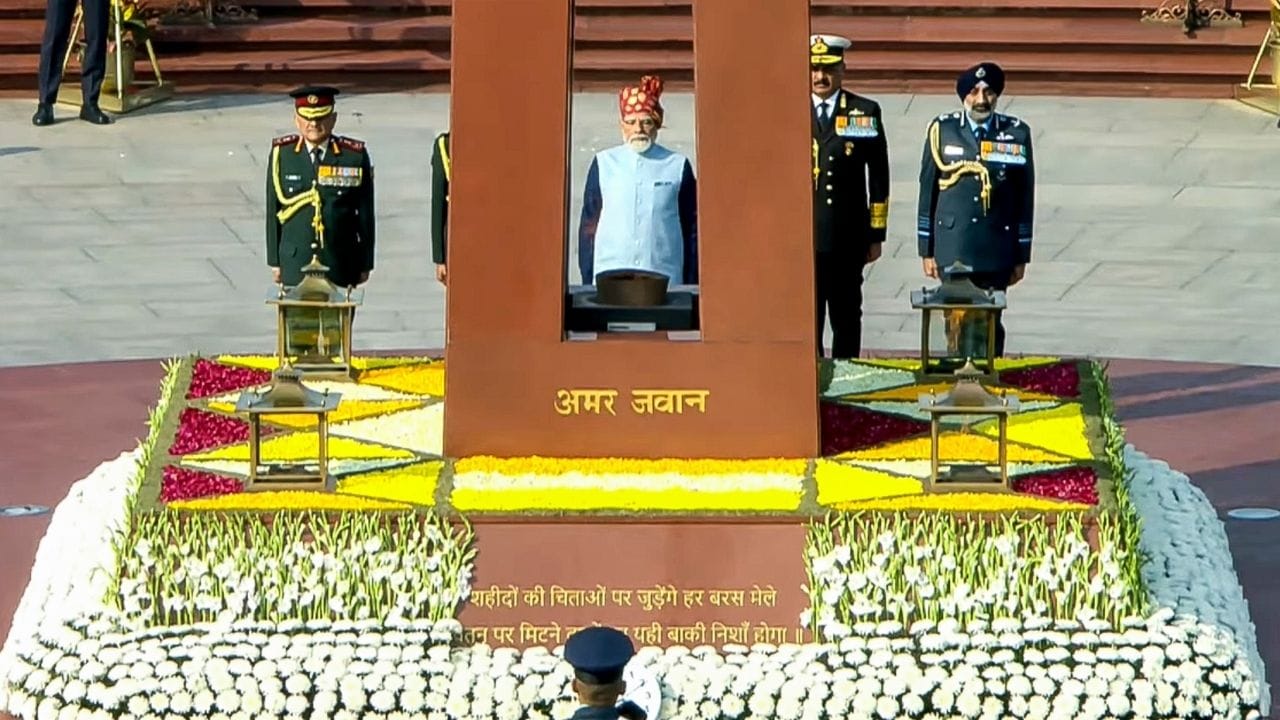 ராஷ்ட்ரபதி பவனிலிருந்து தேசிய போர் நினைவிடம் வரை நீளும் கர்த்தவ்ய பாதை, இந்தியாவின் குறிப்பிடத்தக்க வளர்ச்சி பயணத்தை வெளிப்படுத்தும் வகையில் சிறப்பாக அலங்கரிக்கப்பட்டிருந்தது. 150 ஆண்டுகள் பாரம்பரியம் கொண்ட தேசியப் பாடலான ‘வந்தே மாதரம்’ சார்ந்த கலைமிகு அம்சங்களும் இந்த கொண்டாட்டங்களில் இடம்பெற்றன.