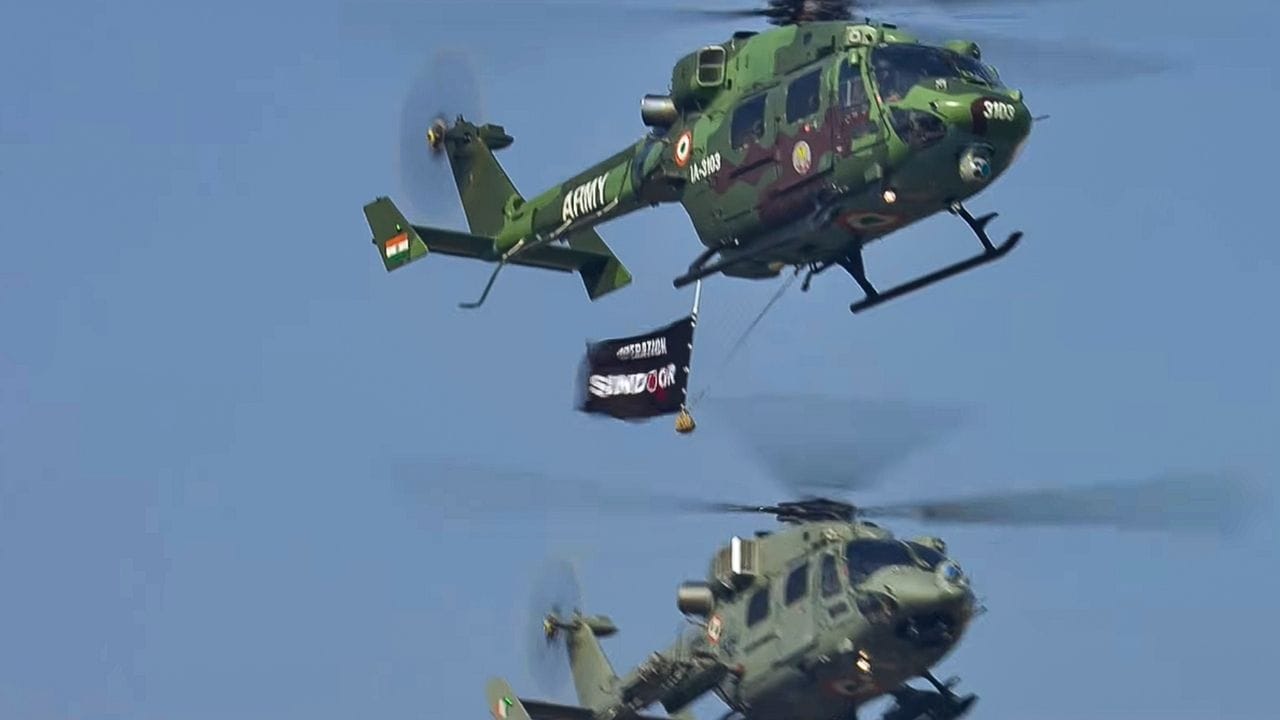 பாகிஸ்தான் ஆதரவு பெற்ற தீவிரவாதிகளுக்கு எதிரான இந்தியாவின் மிகப்பெரிய ராணுவ நடவடிக்கையான ‘ஆபரேஷன் சிந்தூர்’, இந்திய பாதுகாப்புப் படைகளின் மும்முறை சேவைகள் (Tri-Services) அலங்கார வாகன அணிவகுப்பில் சிறப்பாக இடம்பெற்றது. இதனுடன் பல மாநிலங்கள் மற்றும் மத்திய அரசு துறைகளின் அலங்கார வாகனங்களும் அணிவகுப்பில் பங்கேற்றன.