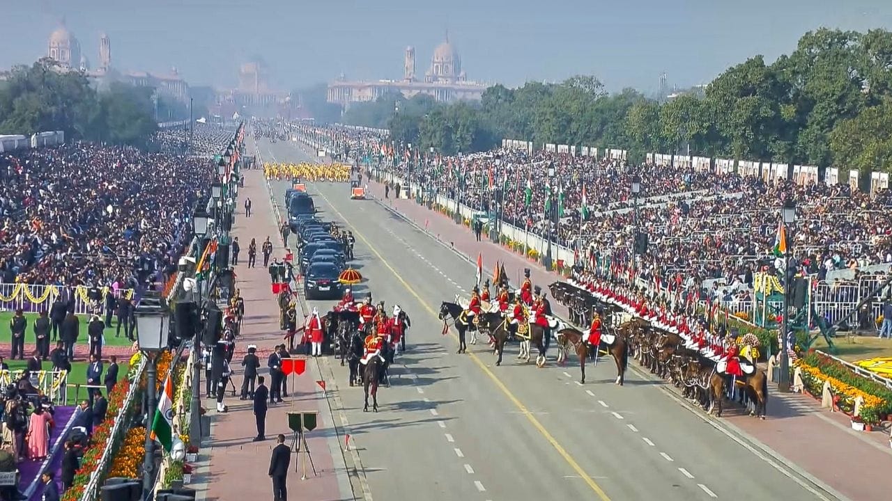 டெல்லி கர்த்தவ்ய பாதையில் நடைபெற்ற 77வது குடியரசு தின அணிவகுப்பில், இந்தியாவின் ராணுவ வலிமையும் பண்பாட்டு செழுமையும் சிறப்பாக வெளிப்படுத்தப்பட்டன. குறிப்பாக, தேசியப் பாடலான ‘வந்தே மாதரம்’ 150 ஆண்டுகள் நிறைவு பெறுவதை மையமாகக் கொண்டு இந்த ஆண்டு அணிவகுப்பு சிறப்பாக அமைந்திருந்தது.
