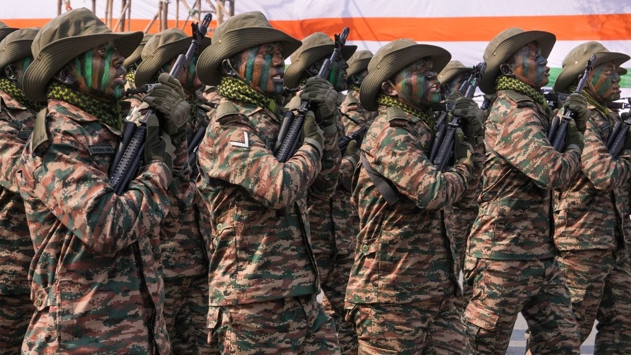 பொதுவாக சீருடை மற்றும் தனித்துவமான தலை அலங்காரத்துடன் பாரம்பரிய அணிவகுப்பில் முன்னணியில் இடம்பெறும் 61 Cavalry, இந்த ஆண்டு முற்றிலும் புதிய தோற்றத்தில் காணப்படும். இந்த அணிவகுப்பில், ஆர்டிலரி பிரிவில் புதிதாக அமைக்கப்பட்ட ‘சக்திபான் ரெஜிமென்ட்’ முதன்முறையாக அறிமுகமாகிறது. இந்த புதிய படைப்பிரிவு ட்ரோன், எதிர்-ட்ரோன் அமைப்புகள் மற்றும் லாயிட்டர் மியூனிஷன் ஆகியவற்றுடன் செயல்படும்.