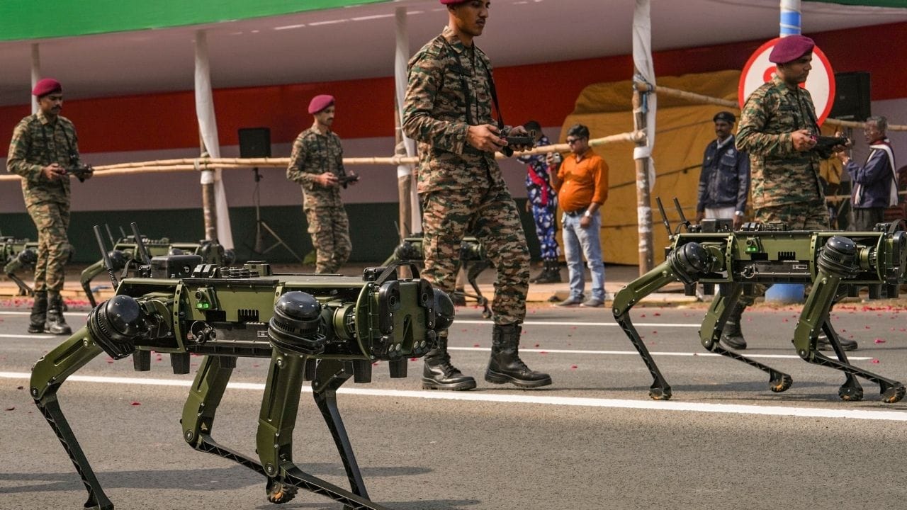 77வது குடியரசு தின அணிவகுப்பு இந்த ஆண்டு பல புதிய அம்சங்களை கொண்டுள்ளது. கனமான வெப்ப உடைகளுடன் (Thermal Gear) கூடிய கலப்பு ஸ்கவுட்ஸ் படைப்பிரிவு கூட முதன்முறையாக அணிவகுப்பில் பங்கேற்கிறது. பைரவ் லைட் கமாண்டோ படைப்பிரிவு, கடந்த ஜனவரி 15 அன்று ஜெய்ப்பூரில் நடைபெற்ற ராணுவ தின அணிவகுப்பில் அறிமுகமாகியது. இந்த படைப்பிரிவு கடந்த ஆண்டு அக்டோபர் மாதம் உருவாக்கப்பட்டது.