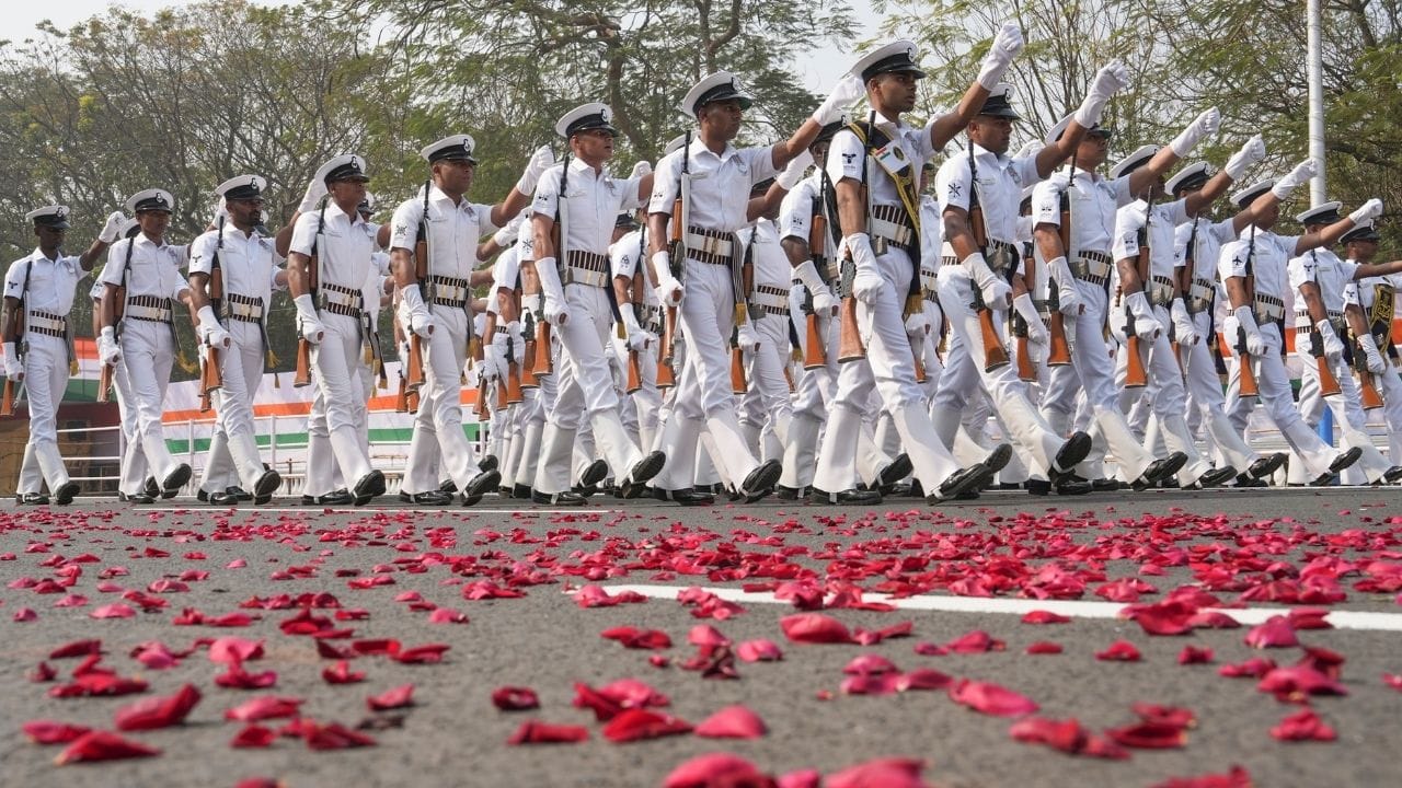 இந்த ஆண்டு அணிவகுப்பில் காட்சிப்படுத்தப்பட உள்ள முக்கிய பாதுகாப்பு உபகரணங்களில்: பிரம்மோஸ் ஏவுகணை, ஆகாஷ் ஏவுகணை அமைப்பு, நடுத்தர தூர தரையிலிருந்து வானுக்கு ஏவுகணை (MRSAM), ATAGS (Advanced Towed Artillery Gun System), தனுஷ் ஆர்டிலரி துப்பாக்கி, சக்திபான், சில ட்ரோன்களின் நிலை காட்சி (Static Display),ஆகியவை இடம்பெறும். மொத்தம் 18 நடை அணிவகுப்பு குழுக்கள் மற்றும் 13 இசைக்குழுக்கள் இந்த 90 நிமிடங்கள் நீடிக்கும் அணிவகுப்பில் பங்கேற்கும் என பாதுகாப்புத் துறை தெரிவித்துள்ளது.
