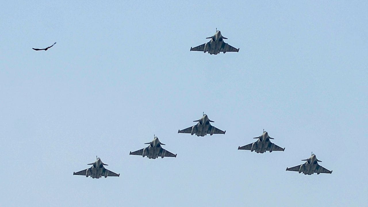 ரீமவுண்ட் வெட்டரினரி கார்ப்ஸ் (RVC) அணிவகுப்பை வழிநடத்த உள்ள கேப்டன் ஹர்ஷிதா ராகவ், இதில் 2 பாக்ட்ரியன் ஒட்டகங்கள், 4 ஜான்ஸ்கர் குதிரைகள், 4 பறவைகள் மற்றும் சில ராணுவ நாய்கள் இடம்பெறும் என்று தெரிவித்தார். வான்வழி அணிவகுப்பும் இதே போர்க்கள வடிவில் நடைபெறும். இரண்டு கட்டங்களாக நடைபெறும் விமானக் கண்காட்சி (Flypast)-இல்: ரஃபேல், சு-30, P-8I, மிக்-29, அபாச்சி, LCH, ALH, Mi-17, C-130, C-295 உள்ளிட்ட மொத்தம் 29 விமானங்கள் பங்கேற்கின்றன.