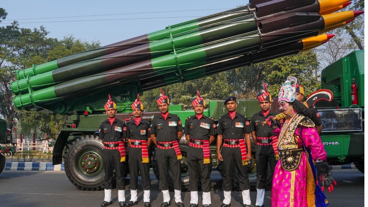 300 கிலோமீட்டர் வரை தாக்கும் திறன் கொண்ட ‘சூர்யாஸ்திரா’ யூனிவர்சல் ராக்கெட் லாஞ்சர் அமைப்பு, இந்த ஆண்டு குடியரசு தின அணிவகுப்பில் முதன்முறையாக காட்சிப்படுத்தப்படுகிறது என்று மேஜர் ஜெனரல் தில்லன் தெரிவித்தார்.