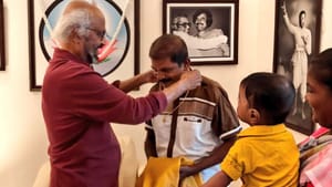 ரசிகரை நேரில் அழைத்து பாராட்டிய ரஜினிகாந்த்… வைரலாகும் போட்டோ ரசிகரை நேரில் அழைத்து பாராட்டிய ரஜினிகாந்த்… வைரலாகும் போட்டோ