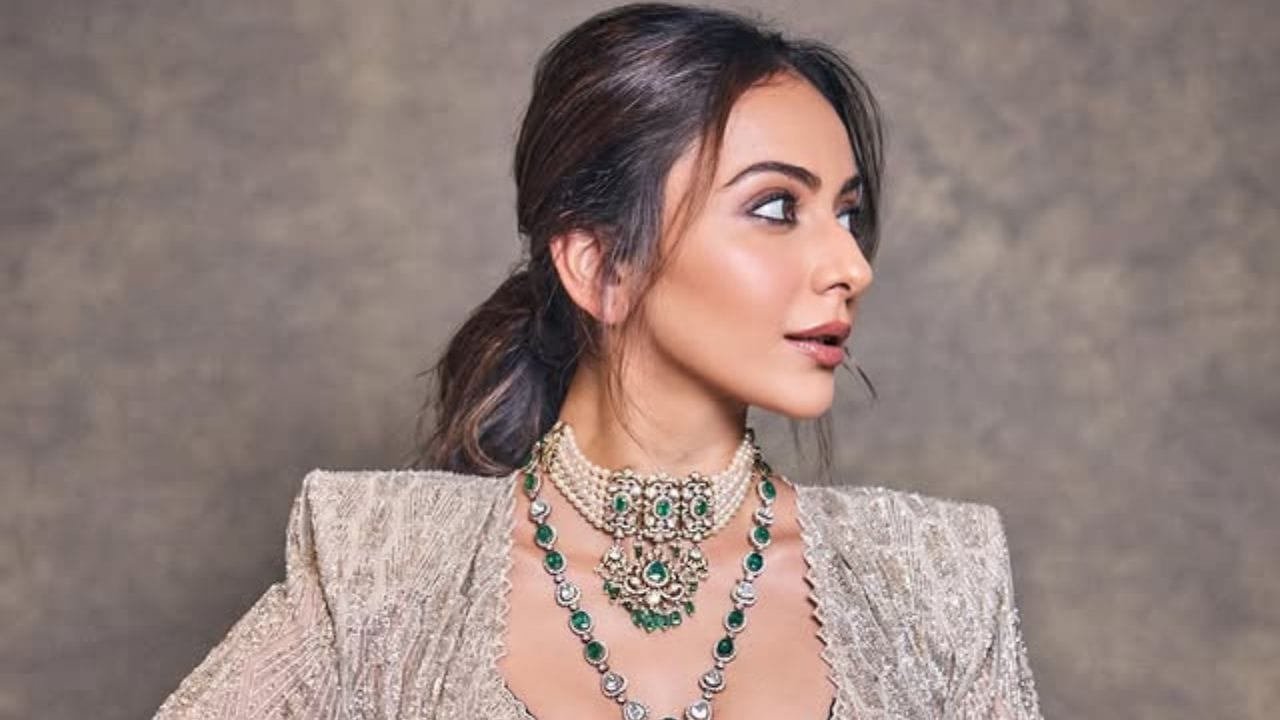 தமிழ், தெலுங்கு மற்றும் இந்தி என தென்னிந்திய சினிமாவில் பிரபலமான நடிகைகளில் ஒருவராக இருந்துவருபவர் ரகுல் ப்ரீத்சிங். இவர் கடந்த 2009ம் ஆண்டில் 7 ஜி ரெயின்போ காலனி பட கன்னட ரீமேக்கான கில்லி படத்தின் மூலம் கதாநாயகியாக அறிமுகமானார். இந்த படத்தின் மூலம் நாயகியாக தனது நடிப்பை இவர் தொடங்கினார்.