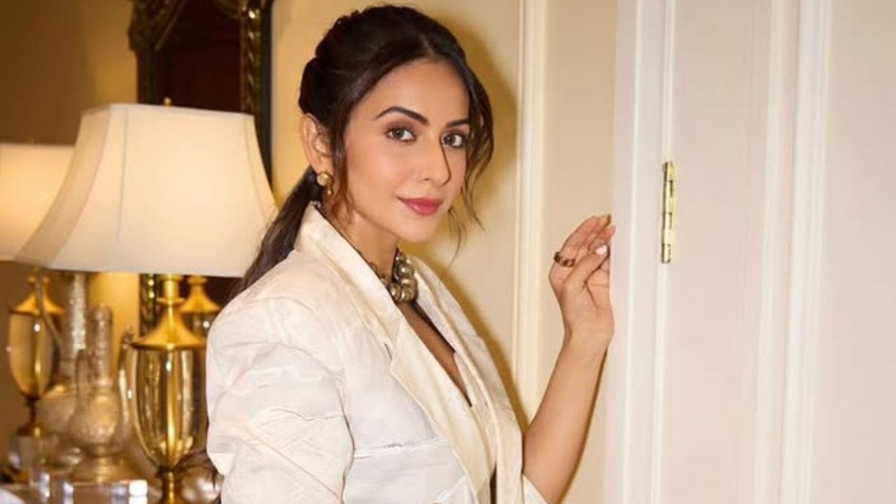 பாலிவுட் சினிமா குறித்து பேசிய நடிகை  ரகுல் ப்ரீத்சிங் பகிந்ததாவது, நான் தெலுங்கில் ஒரு பெரிய நடிகையாக இருந்தாலும், எனக்கு பாலிவுட்டில் ஒரு புதிய நகையாகத்தான் பார்த்தார்கள். மீண்டும் ஸீரோவிலிருந்து தொடங்கவேண்டியதிருந்தது. வெளியாட்கள் என்பதால் சிவப்பு கம்பளம் விரிப்புகளை கிடையாது. மேலும் இயக்குநர்கள் மற்றும் நடிகர்களும் ஒரு போன் செய்தல் கூட எடுக்கமாட்டார்கள்.