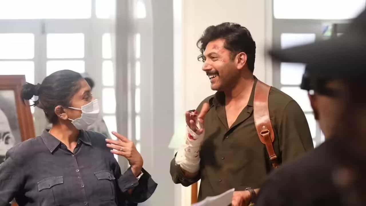 பராசக்தி ஷூட்டிங் ஸ்பாட்டில் ஒரு நல்ல பெண்ணால் ரொம்ப பாதுகாப்பாக உணர்ந்தேன் - சுதா கொங்கரா குறித்து பாராட்டி பேசிய ரவி மோகன் பராசக்தி ஷூட்டிங் ஸ்பாட்டில் ஒரு நல்ல பெண்ணால் ரொம்ப பாதுகாப்பாக உணர்ந்தேன் - சுதா கொங்கரா குறித்து பாராட்டி பேசிய ரவி மோகன்