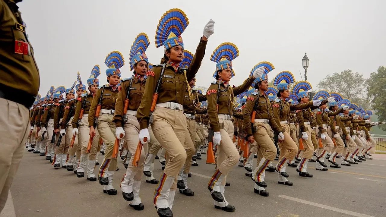 இவ்வாறு 10,000 சிறப்பு விருந்தினர்கள் குடியரசு தின சிறப்பு பேரணிக்கு வர உள்ள நிலையில், கர்த்தவ்யா பாதையில் பலத்த போலீஸ் பாதுகாப்பு போடப்பட்டுள்ளது. அதுமட்டுமன்றி, டெல்லி மாவட்டத்தில் உள்ள அனைத்து பகுதிகளிலும் பலத்த போலீஸ் பாதுகாப்பு வழங்கப்பட்டுள்ளது குறிப்பிடத்தக்கது. 