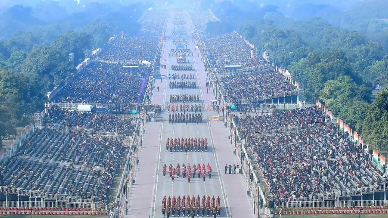 நாட்டின் வளர்ச்சிக்கு பங்களித்தவர்களை பெருமைப்படுத்தும் வகையில் இந்த ஏற்பாடுகள் மேற்கொள்ளப்பட்டுள்ளன. இந்த சிறப்பு விருந்தினர்கள் கர்த்தவ்யா பாதையில் அமர வைக்கப்படுவர். இந்த நிகழ்ச்சிக்கு வரும் விருந்தினர்கள் டெல்லியின் முக்கிய பகுதிகளை சுற்றிப்பார்க்கும் வகையில் ஏற்பாடுகள் மேற்கொள்ளப்பட்டுள்ளன. 