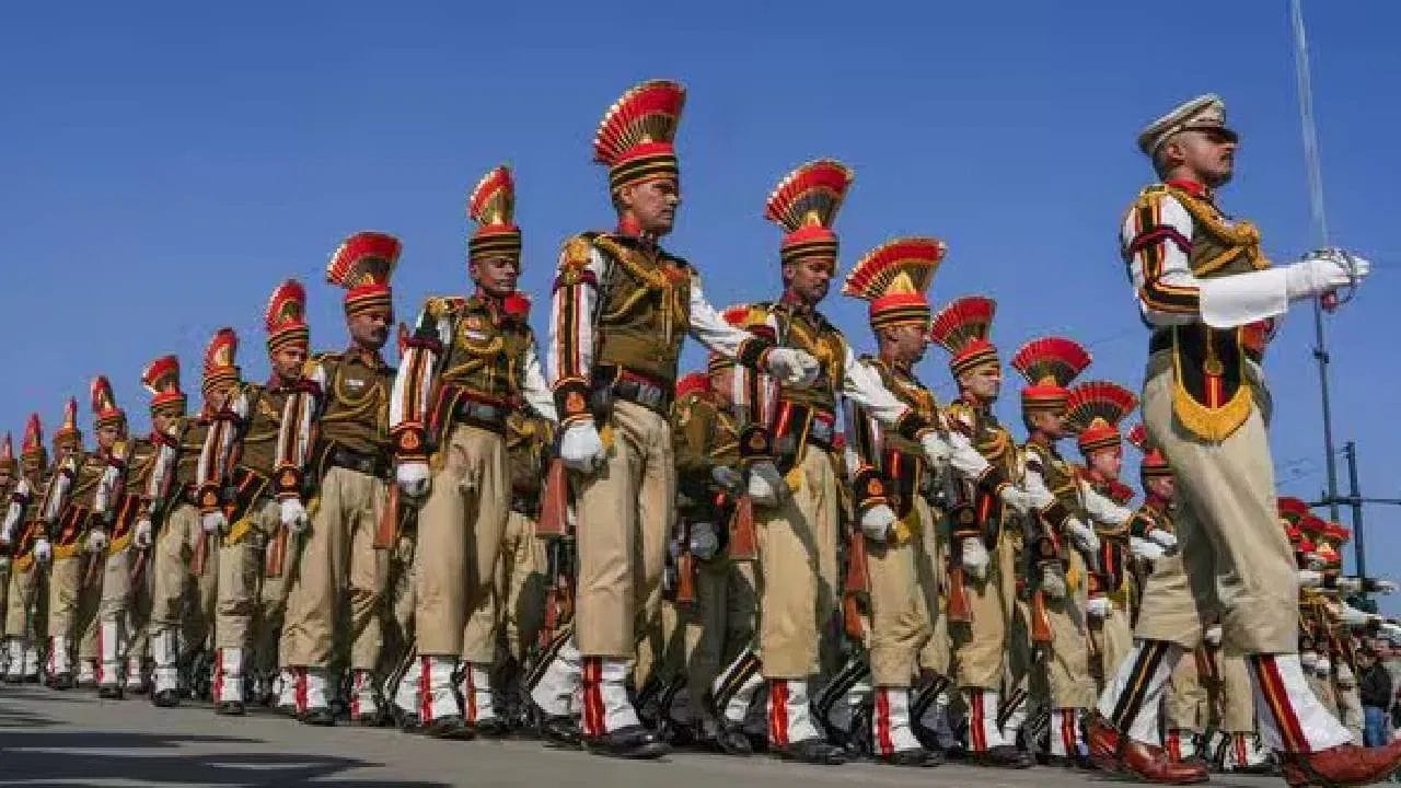 இந்தியா தனது 77வது சுதந்திர தின விழாவை கொண்டாட தயாராகி வருகிறது. இதற்காக இந்தியா முழுவதும் பல்வேறு ஏற்பாடுகள் மேற்கொள்ளப்பட்டு வருகின்றன. அந்த வகையில், ஜனவரி 26, 2026 அன்று டெல்லியில் உள்ள கர்தவ்யா மைதானத்தில் குடியரசு தின சிறப்பு பேரணி நடைபெற உள்ளது.